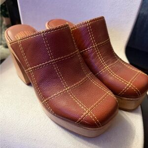Charlotte stone Leather Clogs